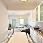 House Theasis - Allparos 펜션 *